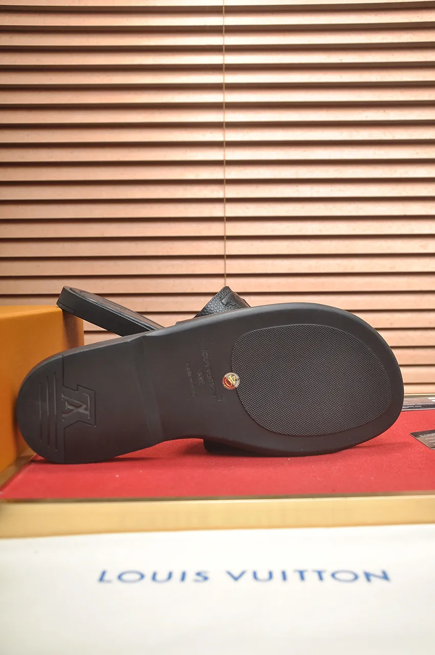 Men's men's shoes 💰340💶 [Louis Vuitton LV slippers] (high-end cowhide) counter 1:1 fashion style, a must-have for summer! The designer used LV’s iconic outsole. The original simple slippers instantly become fashionable! The upper is made of flexible special cowhide leather straps alternately, and the workmanship is exquisite! A must-have for stylish men in summer, size 38-46 (45 46 customized)